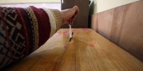 أعضاء من الأحزاب المقاطعة للانتخابات فى نيبال تخطف صناديق الاقتراع