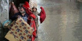 بالصور: غزة تغرق في مياه الامطار