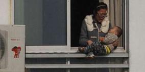 الصين .. انقاذ طفل حاولت والدته رميه من الطابق الثاني عشر