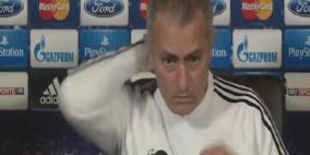 مورينهو "يخلع" قميصه في مؤتمر صحافي