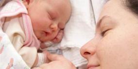 العلماء يحددون عمر المرأة المثالي لوضع الطفل الأول