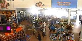 بالفيديو .. أمريكي تحت تأثير المخدرات يقتحم مركزا تجاريا بسيارته