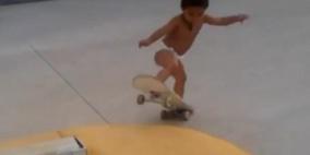 بالفيديو .. طفل أسترالي أتقن التزلج على اللوح الخشبي قبل المشي