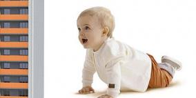 طفل يقع من شباك الطابق السادس ويبقى حيا