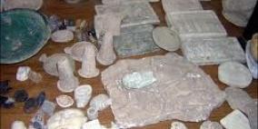 ضبط 50 قطعة أثرية داخل منزلين في الخليل