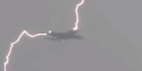 بالفيديو .. طائرة ركاب تصعق في الجو 3 مرات