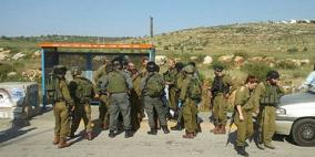 الاحتلال يحتجز مواطنين على مدخل بيت أمر