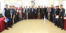 غرفة الخليل تحتفل بتخريج المشاركين بدورة التخليص والشحن الجمركي