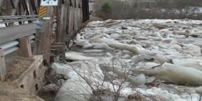 بالفيديو .. قطع جليد ضخمة في نهر تحرك جسرا من مكانه