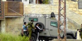 الاحتلال يعتقل مواطنين في بيت امر