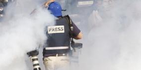إصابة ثلاثة صحفيين بجروح والعشرات بالاختناق في مسيرة بلعين