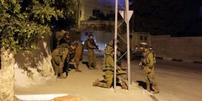 قوات الاحتلال تعتقل وتهدم بيت في الخليل