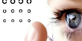 ابتكار عدسات لاصقة تقي من الساد والبارود والأحماض