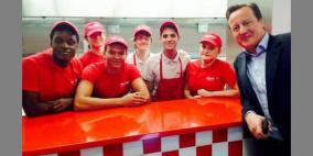 كاميرون يتحدث عن خفض الضرائب للفقراء ولكنه لا يترك إكرامية لنادل المطعم