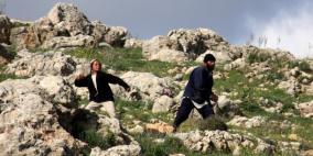 مستوطنون يعتدون على شاب من دير ياسين