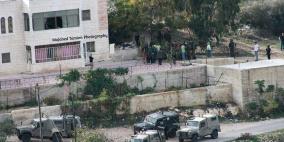 الاحتلال يغلق بالمكعبات الاسمنتية مدخل قرية دير نظام شمال غرب رام الله