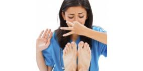 طرق للتخلص من رائحة القدمين الكريهة