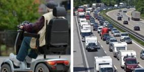 مسن الماني يسلك طريقا سريعا على كرسي نقال للعودة لمنزله