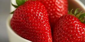 تنظيف الأسنان بالفراولة