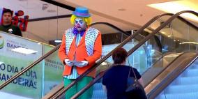 بالفيديو.. ردة فعل سيدة غاضبة على مزحة "ثقيلة" من مهرج