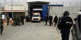 الأسرى في 'ريمون' و'نفحة' يهددون بحرق الغرف وإضراب مفتوح عن الطعام