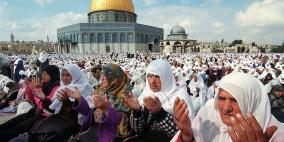 300 غزي يتوجهون للصلاة بالاقصى