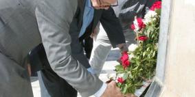 فاروق القدومي  وسلمان الهرفي يضعون اكاليل الزهور على  اضرحة شهداء حمام الشط بتونس