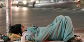 اسرائيليون يبحثون عن الخبز في سلات القمامة