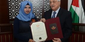 الرئيس يقلد الكاتبة صالحة الهذالين رتبة الفارس من وسام دولة فلسطين