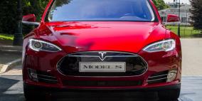 تسلا تستدعي 2700 سيارة لعيوب خطيرة