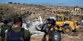 الاحتلال يخطر بوقف بناء منزل ويصادر معدات ويتلف خيما في يطا