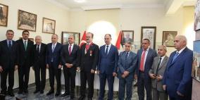 الرئيس يمنح رئيس وكالة تيكا التركية وسام تقدير