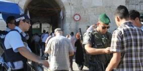 الاحتلال يبعد ثلاثة مواطنين عن الأقصى
