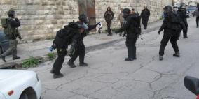 الاحتلال يعتقل سيدة وفتاة من العيزرية في القدس