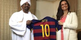 البشير: 90 في المئة من السودانيين يشجعون "البارسا"