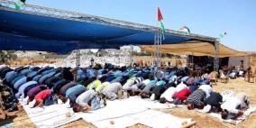 أهالي قلنديا يؤدون صلاة الجمعة على أنقاض المنازل المهدمة