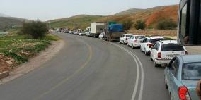 تفتيش دقيق لمركبات المواطنين على حاجزي الحمرا وتياسير