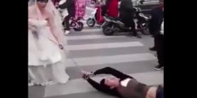صينية تسحب عريسها مكبلًا بالسلاسل بعد إلغاءه حفل زفافهما