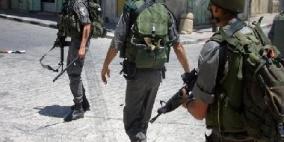 الخليل: الاحتلال يعتقل مواطنا من بلدة سعير