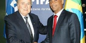 روماريو يرشح بيكنباور لخلافة بلاتر في الفيفا