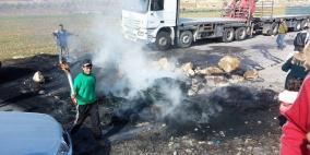 أهالي مخيّم الفوار يغلقون مدخل المخيم احتجاجا على سياسة الاونوروا