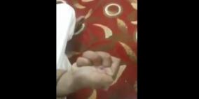 بالفيديو .. شاب موهوب يجعل يده تمسك بنفس اليد