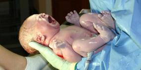 أول مولود لعملية زرع رحم في العالم