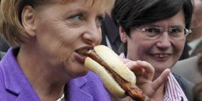 ميركل.. نادلة ولم تكن تعرف كيف تأكل بالشوكة والسكين