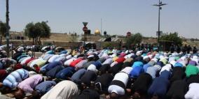 آلاف المواطنين يؤدون الجمعة في الشوارع بعد إغلاق الاحتلال لـ'الأقصى'