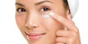 تخلصي من التجاعيد حول العينين مع هذه الوصفات المنزلية