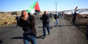 إصابة مصور صحفي والعشرات بالاختناق في قمع مسيرة بلعين