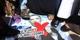 اهالي الاسرى يحرقون صور الرئيس الامريكي باراك اوباما خلال تظاهرة شمال غزة