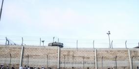 دخول المصلين من معبر قلنديا لاداء صلاة الجمعة الاولى في شهر رمضان