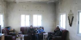 عائلة من سعير تطبخ على الحطب ( إن توفر الطعام) من شدة الفقر